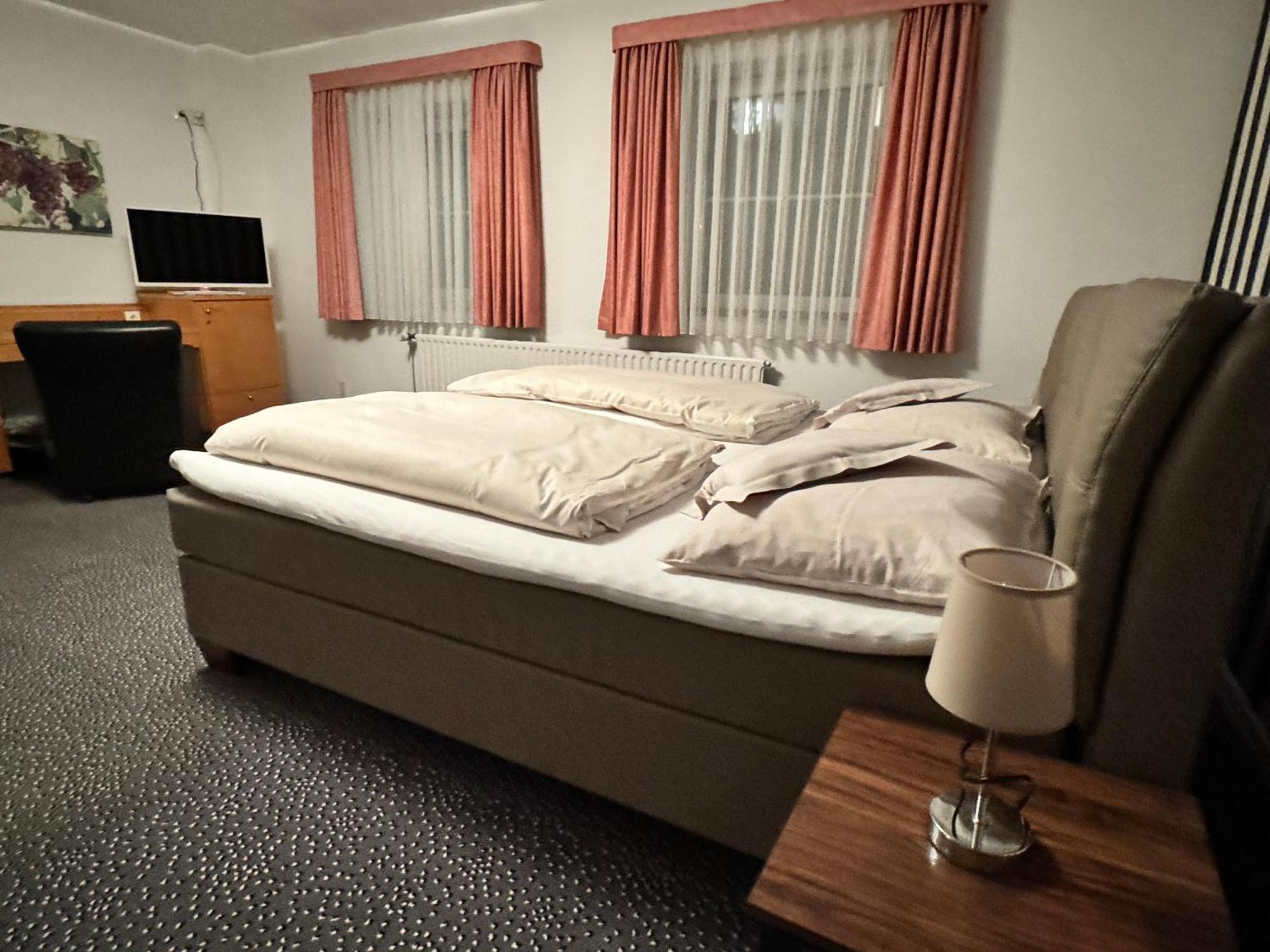 Hotel Und Restaurant Pinkenburg Wennigsen Bagian luar foto