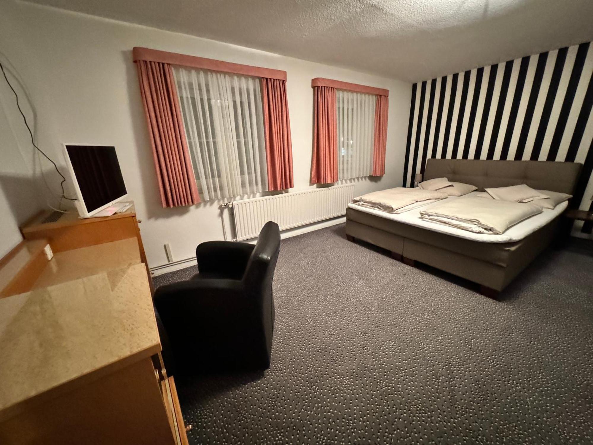 Hotel Und Restaurant Pinkenburg Wennigsen Bagian luar foto